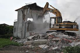 RIFIUTI: demolizione di un edificio.